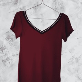 Blusa para Dama Manga Corta Guinda Cuidado con el Perro Linea