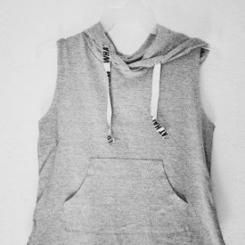 Blusa para Dama Sin Mangas Con Capucha color Gris Cuidado con el Perro